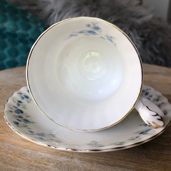 Royal Albert ‘Memory Lane’ teacup & saucer set - Picture 9 of 13